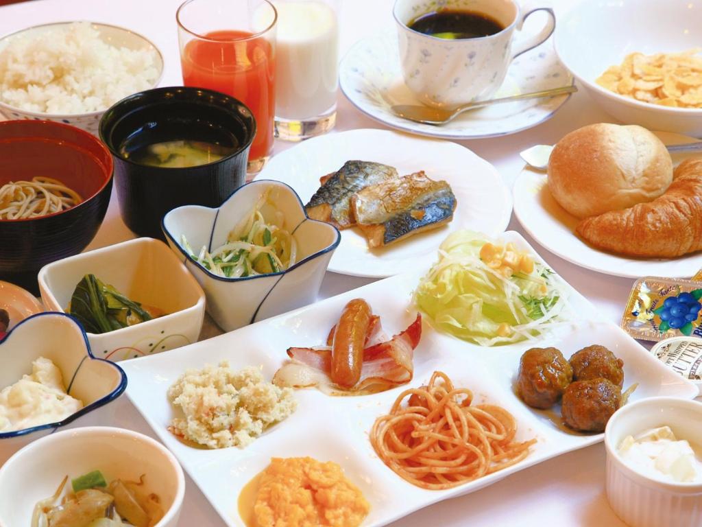 un tavolo con piatti e tazze di caffè di Hotel Hitachi Hills a Hitachi