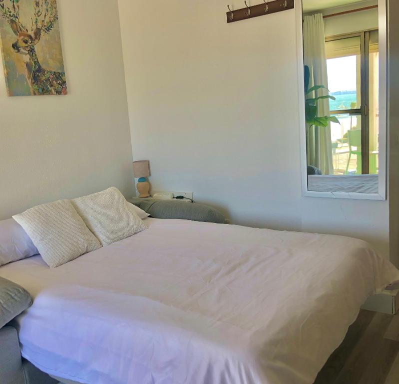 Posteľ alebo postele v izbe v ubytovaní Valdelagrana vistas al mar, piscinas primera linea cadiz