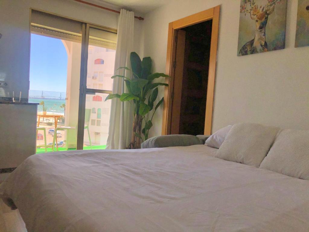 Posteľ alebo postele v izbe v ubytovaní Valdelagrana vistas al mar, piscinas primera linea cadiz