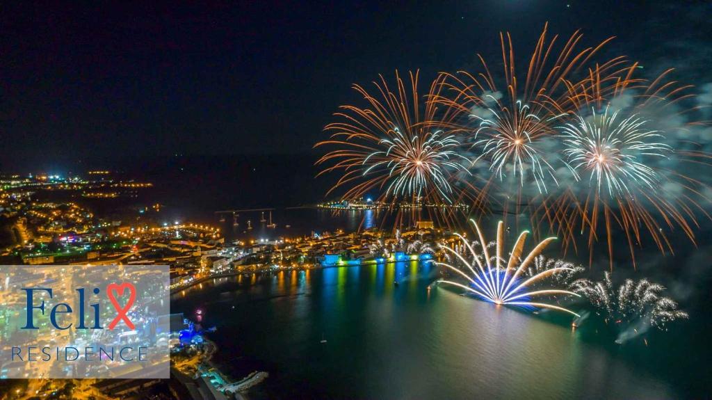 um fogo de artifício sobre uma massa de água com uma cidade em Apartments in Porec - Istrien 42535 em Porec