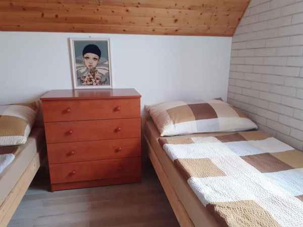 バラトンギュルクにあるHoliday home in Balatongyörök 42694のベッドルーム1室(ツインベッド2台、ドレッサー付)