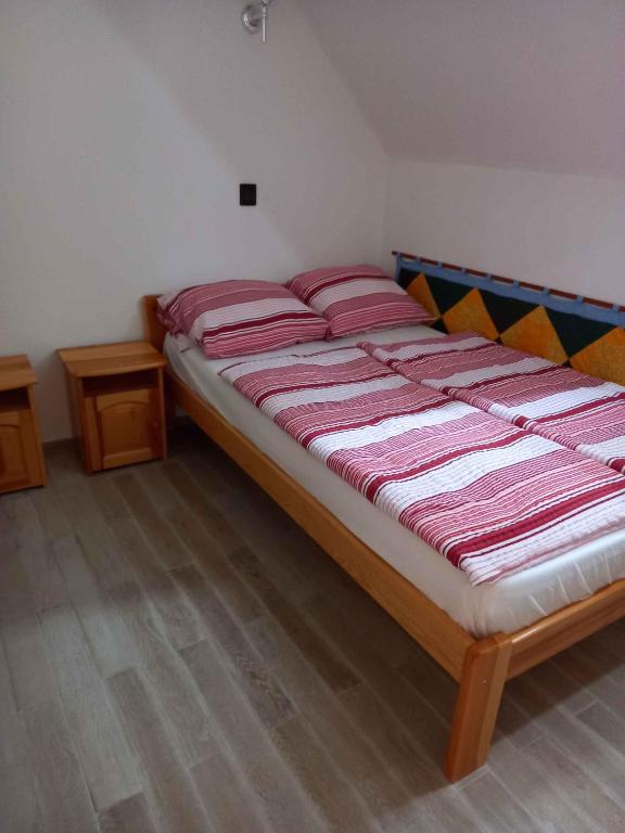 Łóżko lub łóżka w pokoju w obiekcie Holiday home in Balatongyörök 42694
