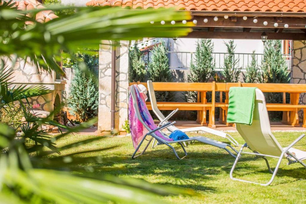 Ogród w obiekcie Apartment in Malinska Insel Krk 13004