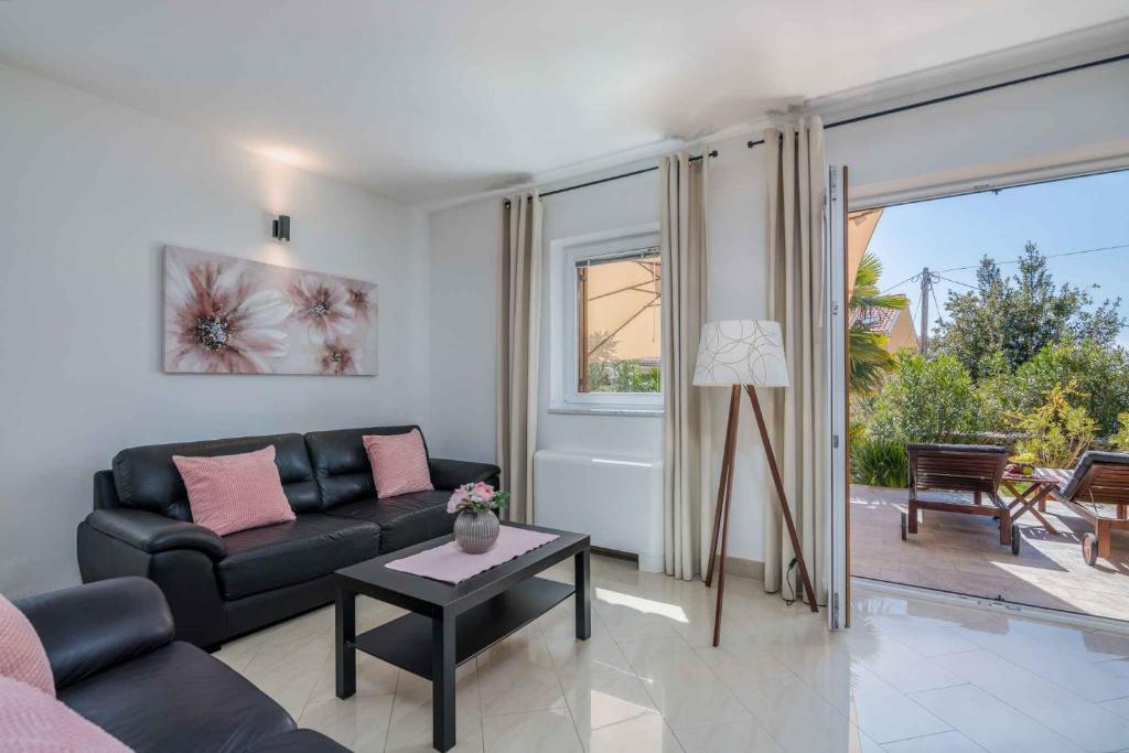 salon z kanapą i stołem w obiekcie Apartment in Malinska Insel Krk 13004 w mieście Malinska