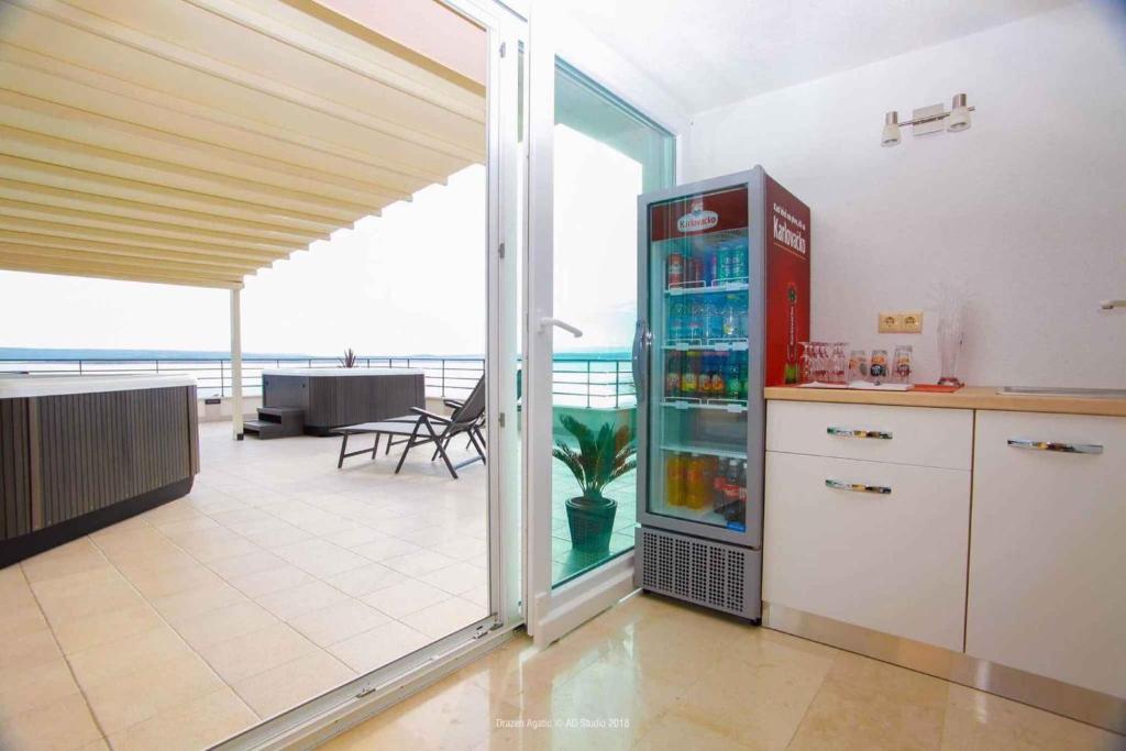 Kuchyň nebo kuchyňský kout v ubytování Apartments in Dramalj 42430