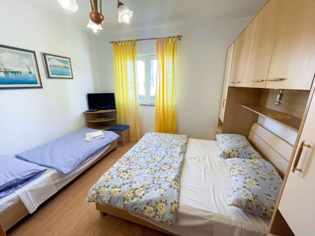 Postel nebo postele na pokoji v ubytování Apartments in Dramalj 42430