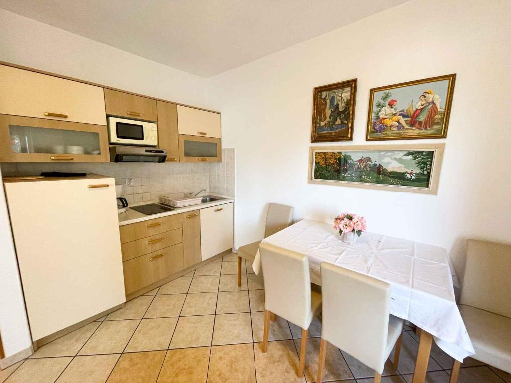 Kuchyň nebo kuchyňský kout v ubytování Apartments in Dramalj 42430