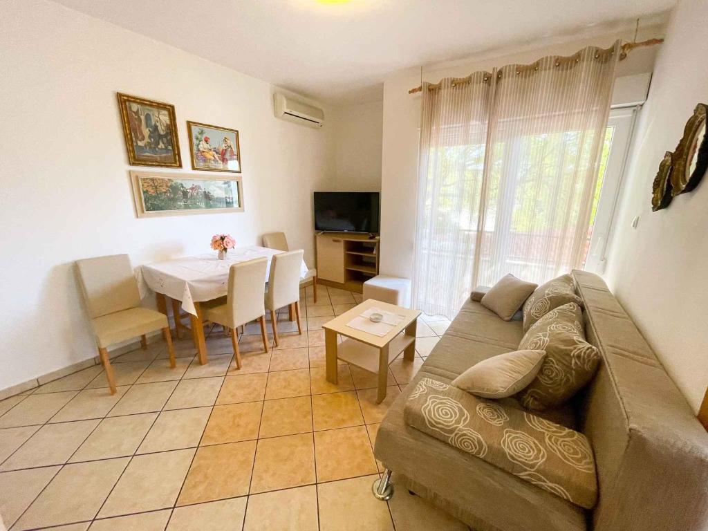 TV a/nebo společenská místnost v ubytování Apartments in Dramalj 42430
