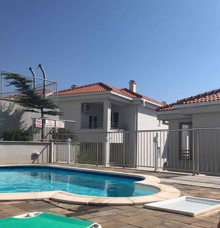 Bazén v ubytovaní Apartment in Crikvenica 42636 alebo v jeho blízkosti