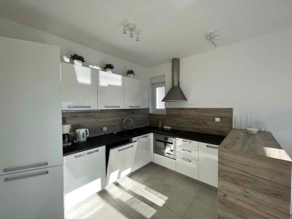 Kuchyňa alebo kuchynka v ubytovaní Apartment in Crikvenica 42636