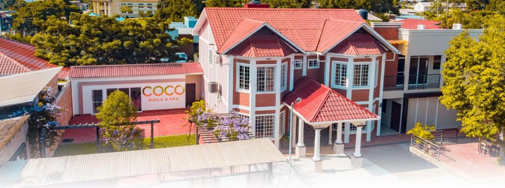 una vista aérea de una casa con en Orquidea Limon Hotel Boutique, en Siguatepeque