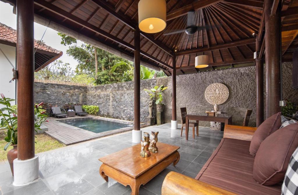 Bazén v ubytování Ubud Raya Villa nebo v jeho okolí