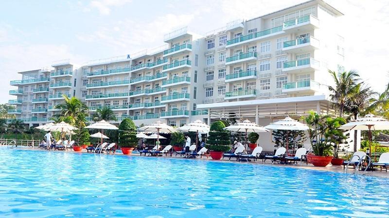 un gran hotel con una gran piscina con sillas y sombrillas en căn hộ OCEANVISTA en Ấp Phú Tịnh (2)