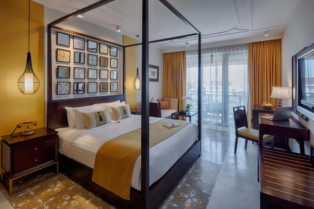 Un pat sau paturi într-o cameră la Allegro Hoi An . A Little Luxury Hotel & Spa