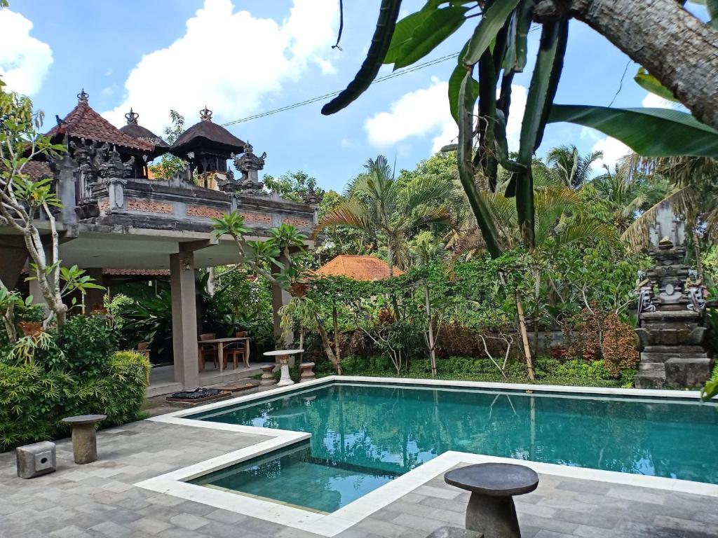 - une piscine en face d'une villa dans l'établissement Ayu Bisma Homestay, à Ubud