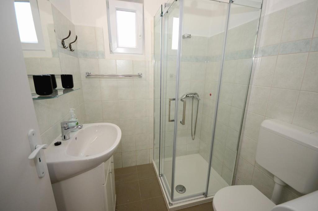 A bathroom at Kenderhordó Pihenőház