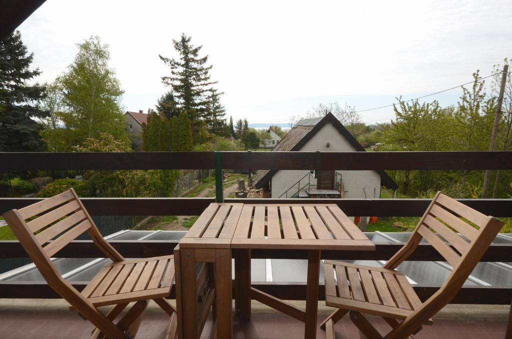 A balcony or terrace at Kenderhordó Pihenőház