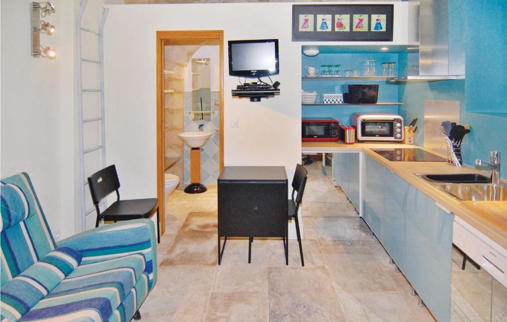 Kuchyň nebo kuchyňský kout v ubytování Cozy Apartment In Beaucaire With Wifi