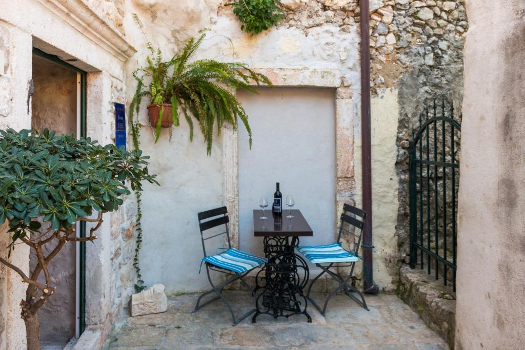 Patio alebo iná vonkajšia časť ubytovania Rooms Andro