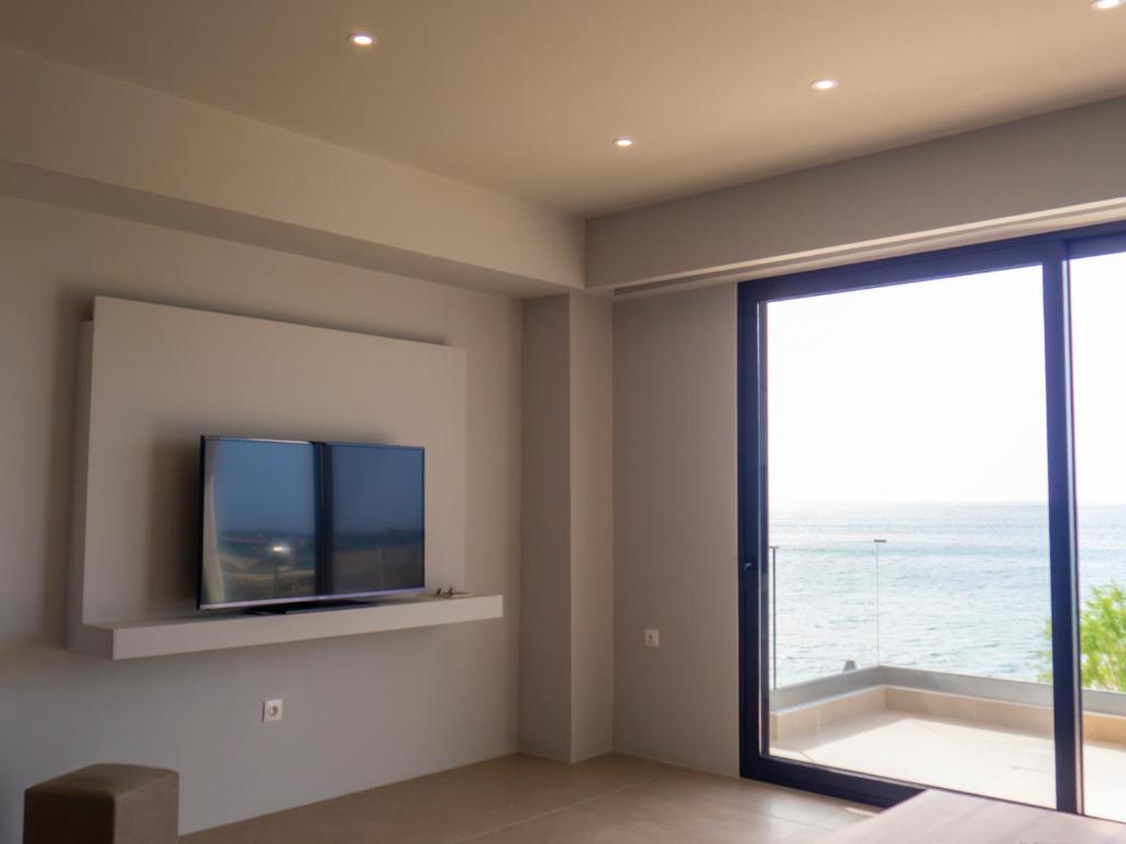Televízia a/alebo spoločenská miestnosť v ubytovaní CENTRAL URBAN LUXURY SEA VIEW APT SINCE 2009