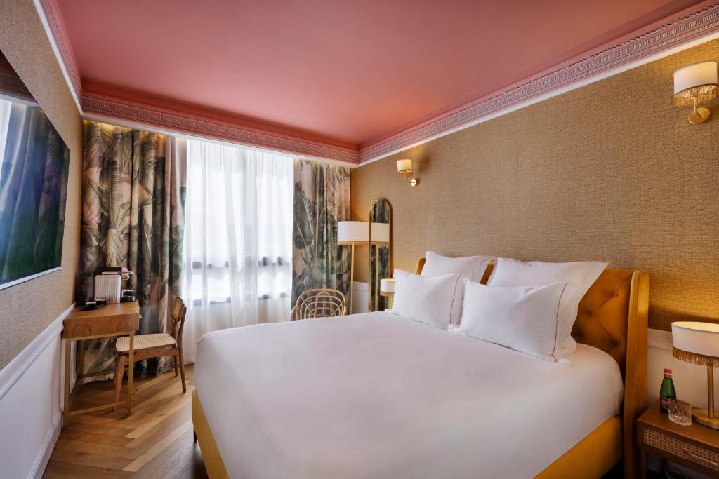 Postel nebo postele na pokoji v ubytování Brown Eilat Hotel