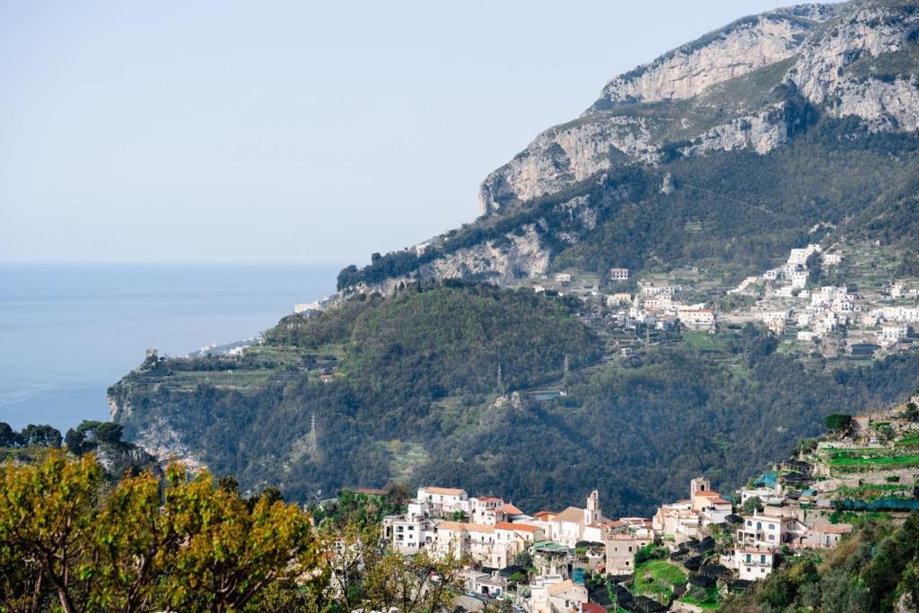 un pueblo al lado de una montaña en La Casa di Carla, en Ravello