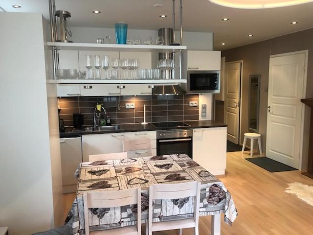 Кухня или мини-кухня в Castillo Kelotähti Apartment
