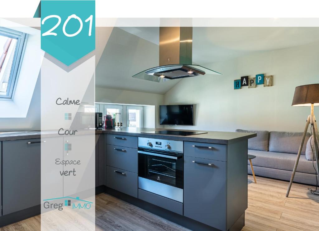 uma cozinha com uma placa de fogão num quarto em Le 201-GregIMMO-Appart'Hôtel em Audincourt
