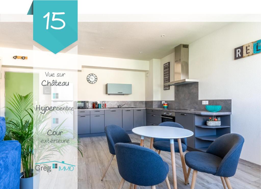 uma cozinha com cadeiras azuis e uma mesa num quarto em Le 15-GregIMMO-Appart'Hôtel em Montbéliard