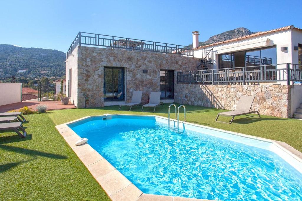 een villa met een zwembad voor een huis bij Villa avec piscine chauffée et vue mer proche centre et plage de Calvi in Calvi