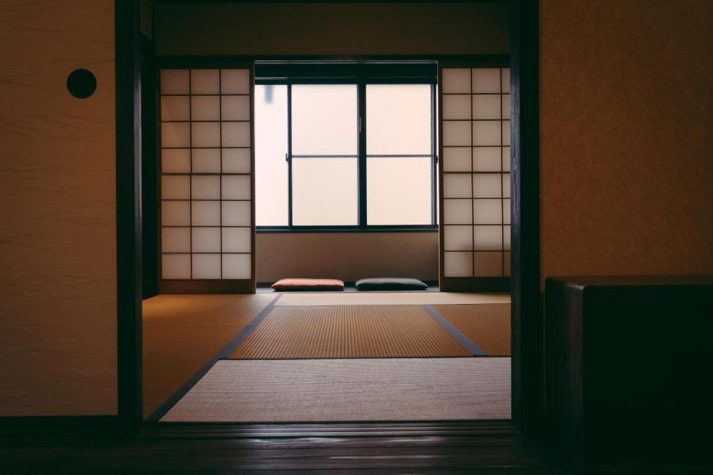 Postel nebo postele na pokoji v ubytování Kotone Machiya-Inn 京町家旅宿 小都音