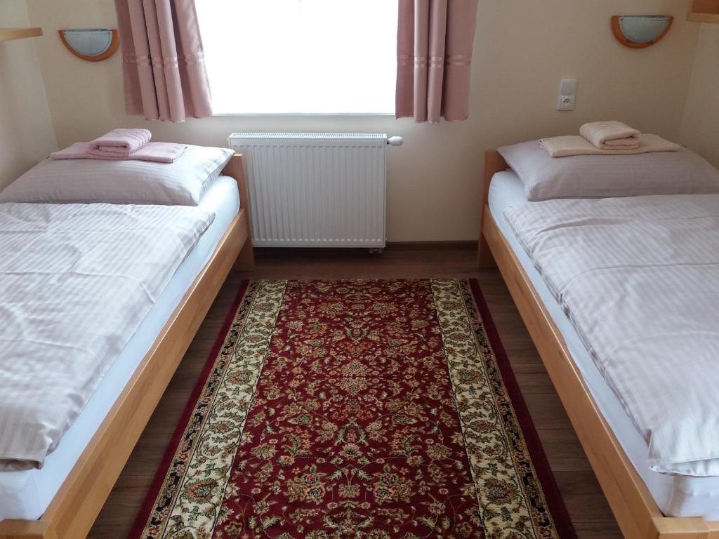 Postel nebo postele na pokoji v ubytování Apartmány U Mariánské kaple