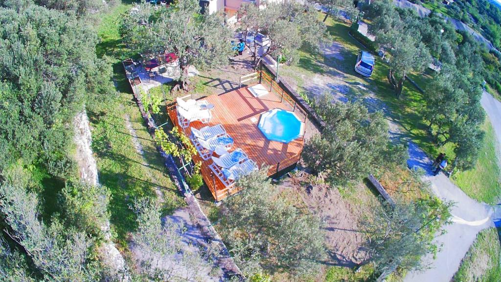 - une vue aérienne sur une maison avec une piscine dans l'établissement Apartments Baldo, à Slano