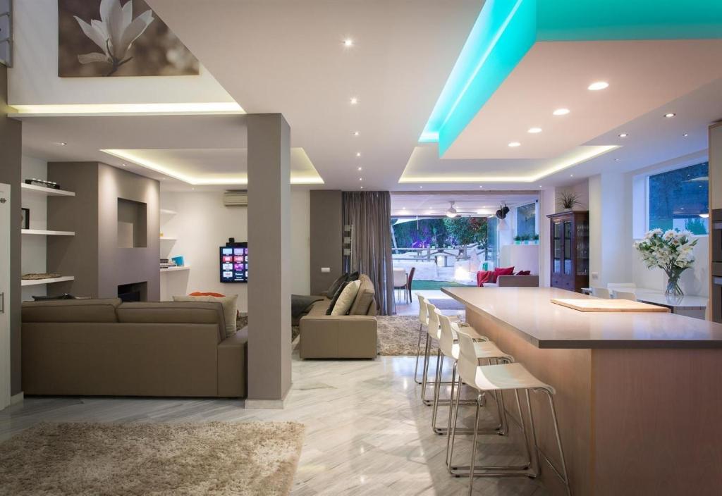 kuchnia i salon z barem i kanapą w obiekcie Casa Eucalyptus Family Home w mieście Estepona