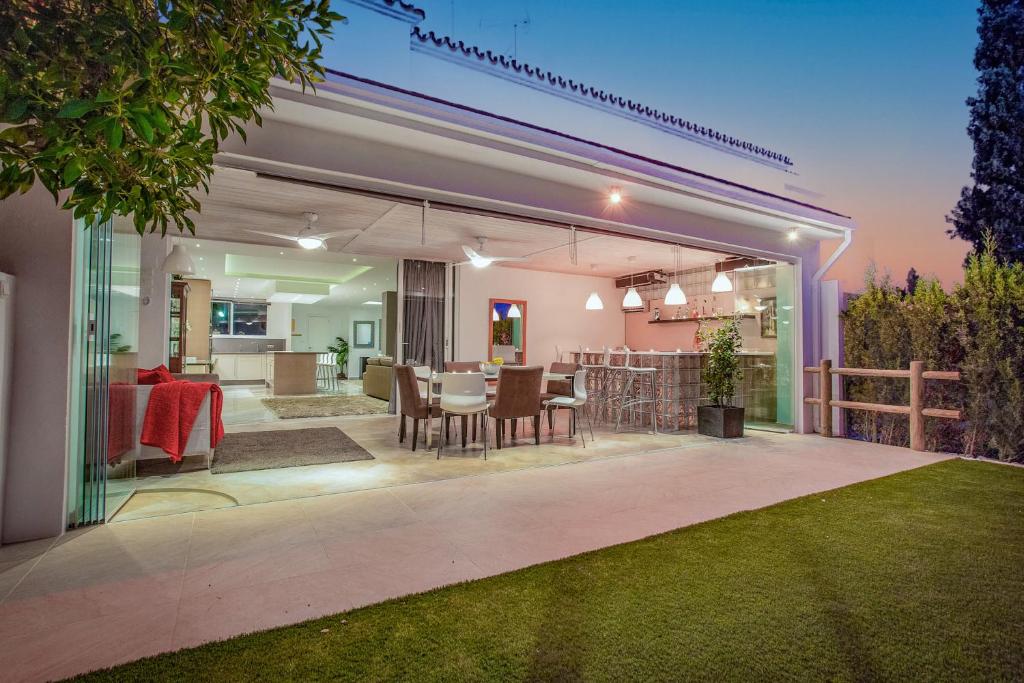 - patio ze stołem i jadalnią w obiekcie Casa Eucalyptus Family Home w mieście Estepona