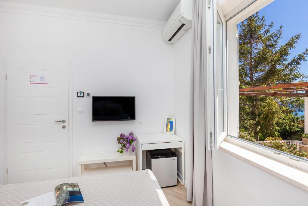 Televízia a/alebo spoločenská miestnosť v ubytovaní Rooms D&L, FREE Parking on-site