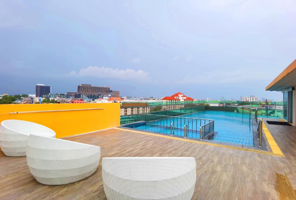 Bazén v ubytování Nova Express Pattaya Hotel nebo v jeho okolí