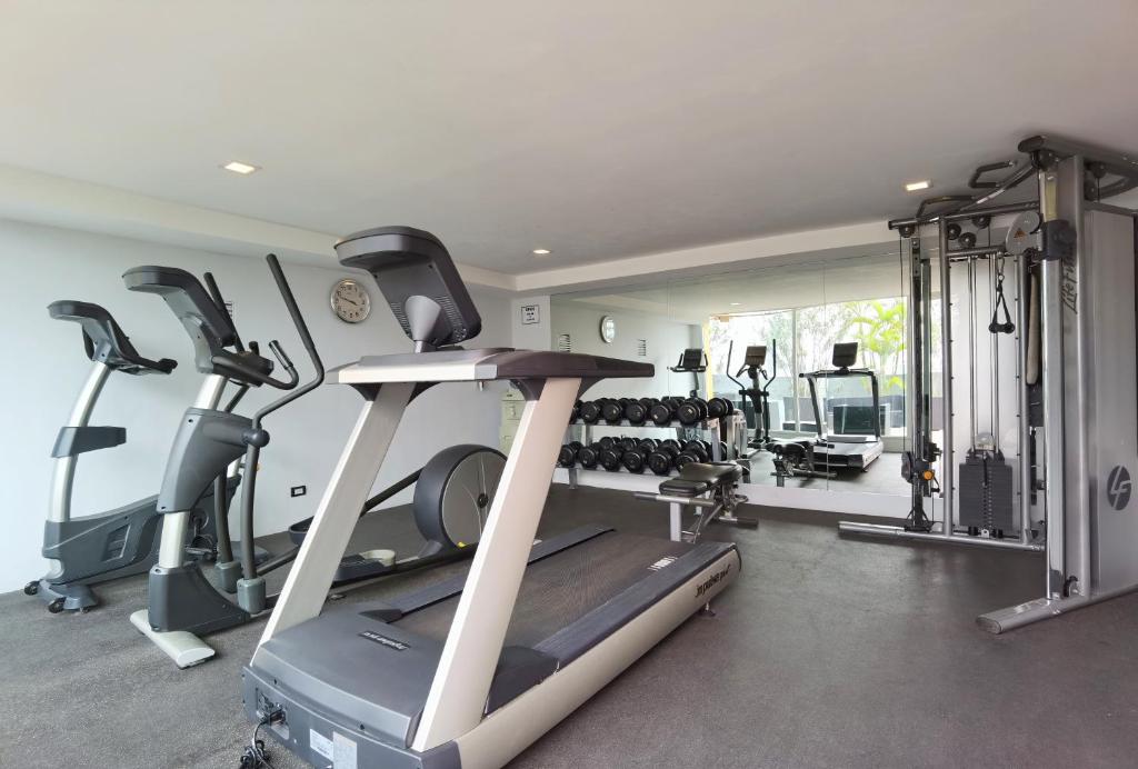 Fitness centrum a/nebo fitness zařízení v ubytování Nova Express Pattaya Hotel