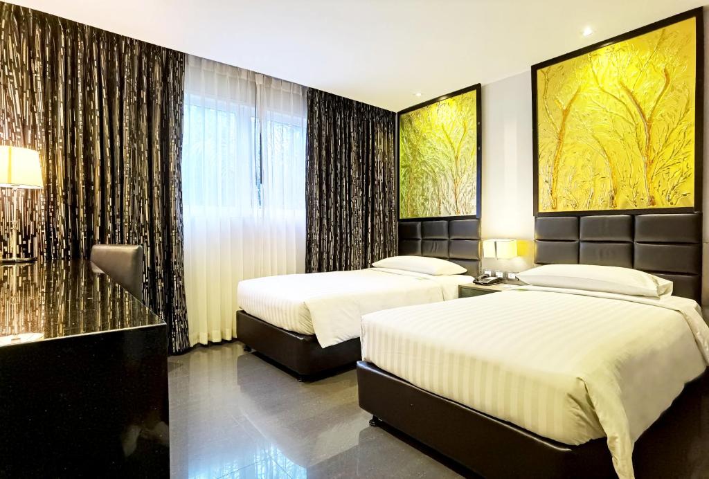 Postel nebo postele na pokoji v ubytování Nova Express Pattaya Hotel