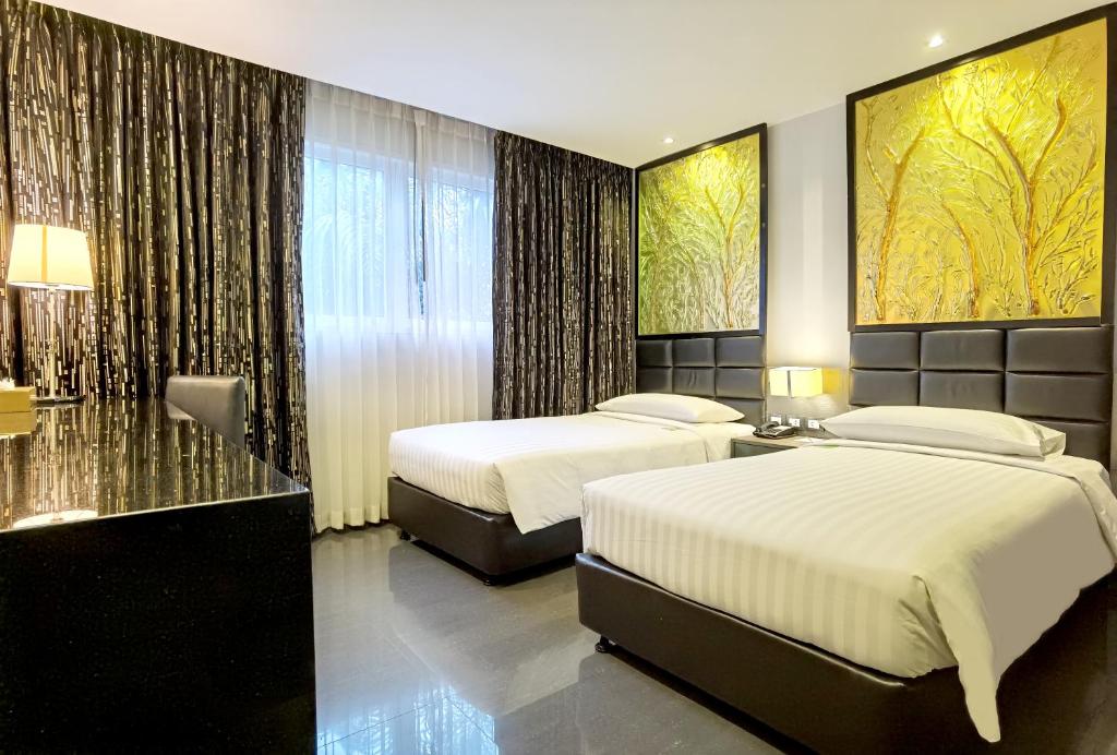 Postel nebo postele na pokoji v ubytování Nova Express Pattaya Hotel