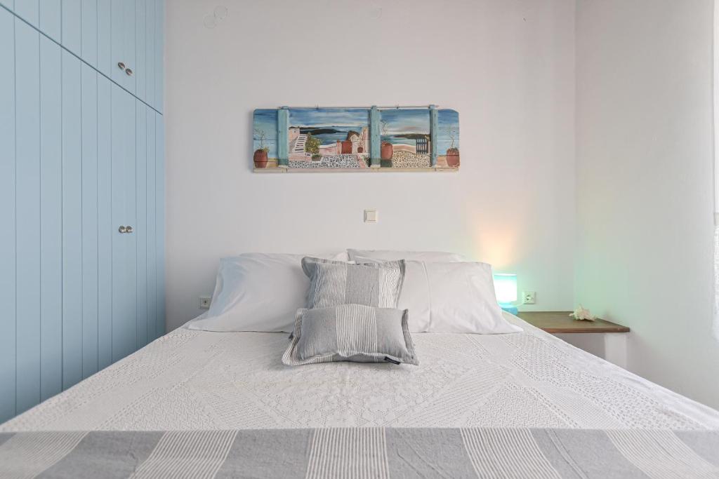 A bed or beds in a room at Naxos Pantheon House Panoramic View