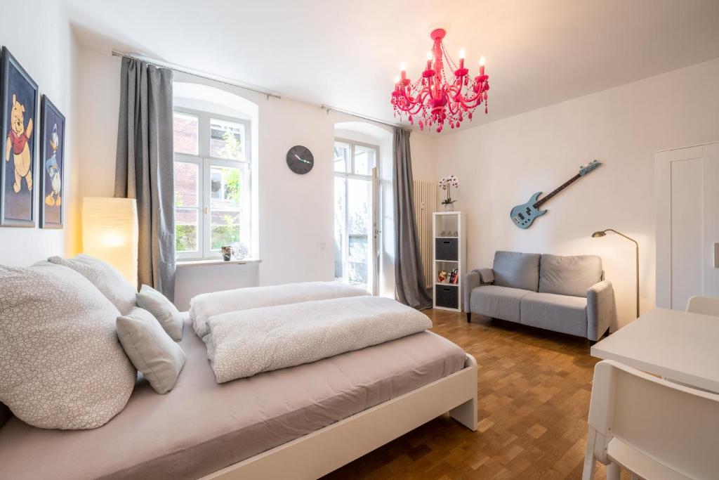 Schlafzimmer mit einem Bett und einem Kronleuchter in der Unterkunft Altstadtwohnung TOP Lage Zentrum mit Terrasse in Dresden