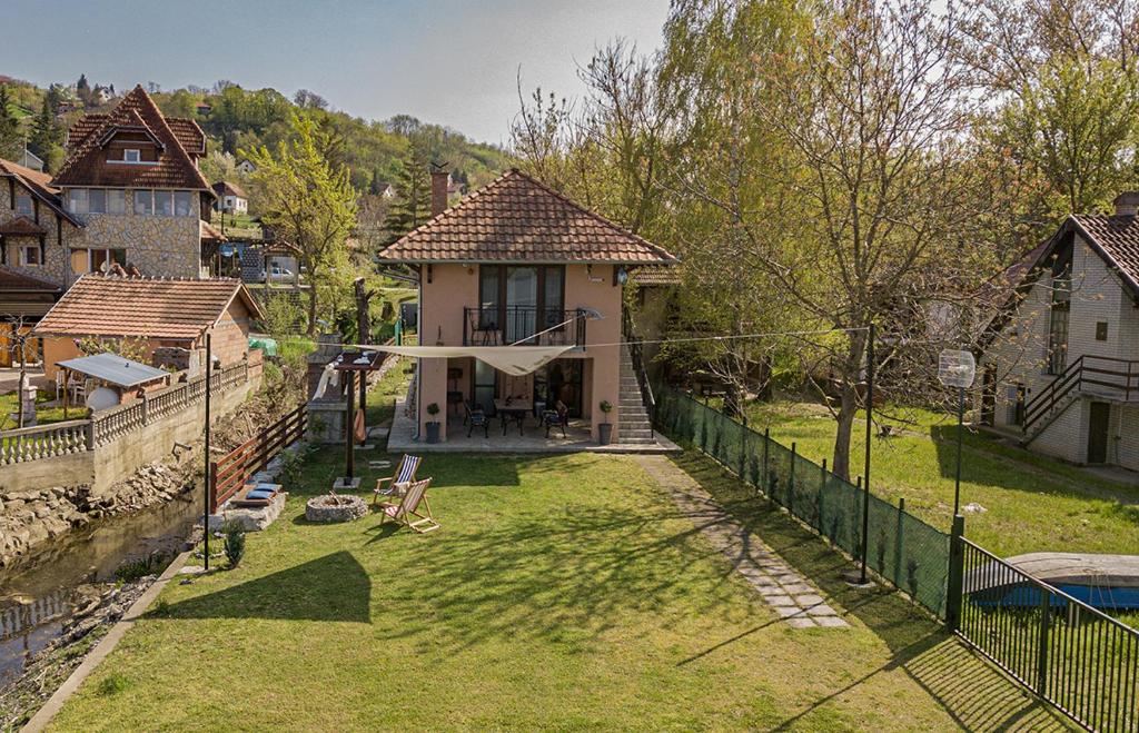 eine Luftansicht eines Hauses mit einem Zaun in der Unterkunft Dunavska Kuća in Smederevo