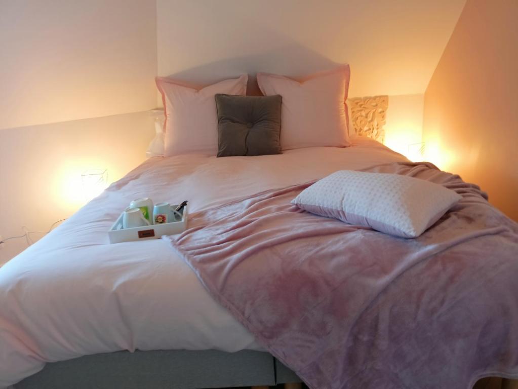 a large bed with white sheets and pillows at Les chambres du Vert Galant "La campagne qui murmure" in Verlinghem