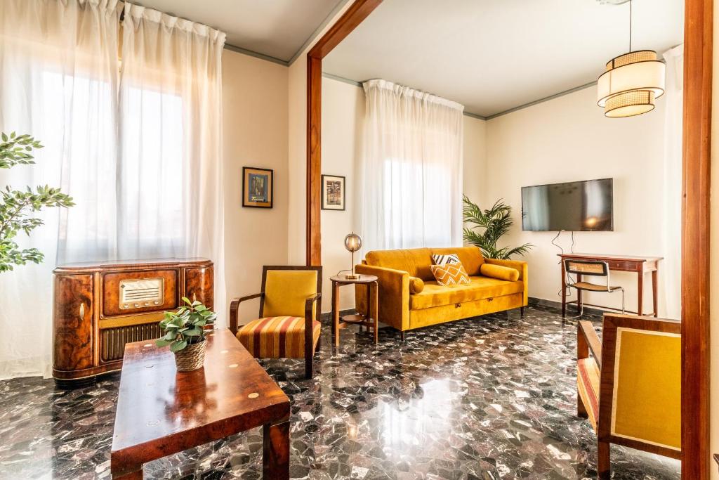A television and/or entertainment centre at Dimora Vintage San Tommaso by Wonderful Italy