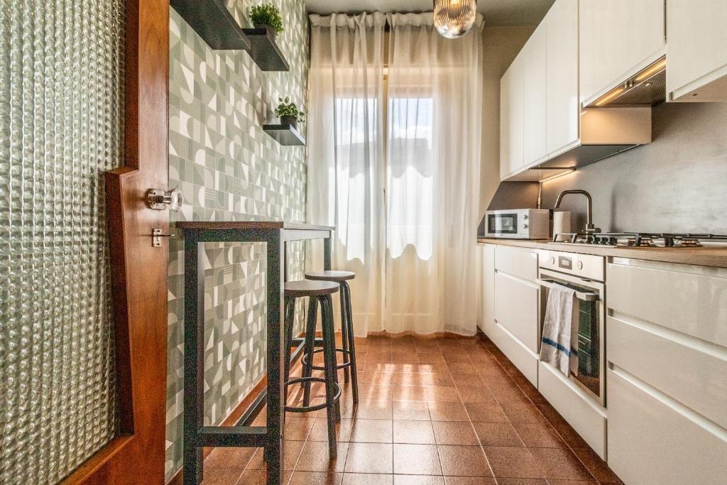 A kitchen or kitchenette at Dimora Vintage San Tommaso by Wonderful Italy