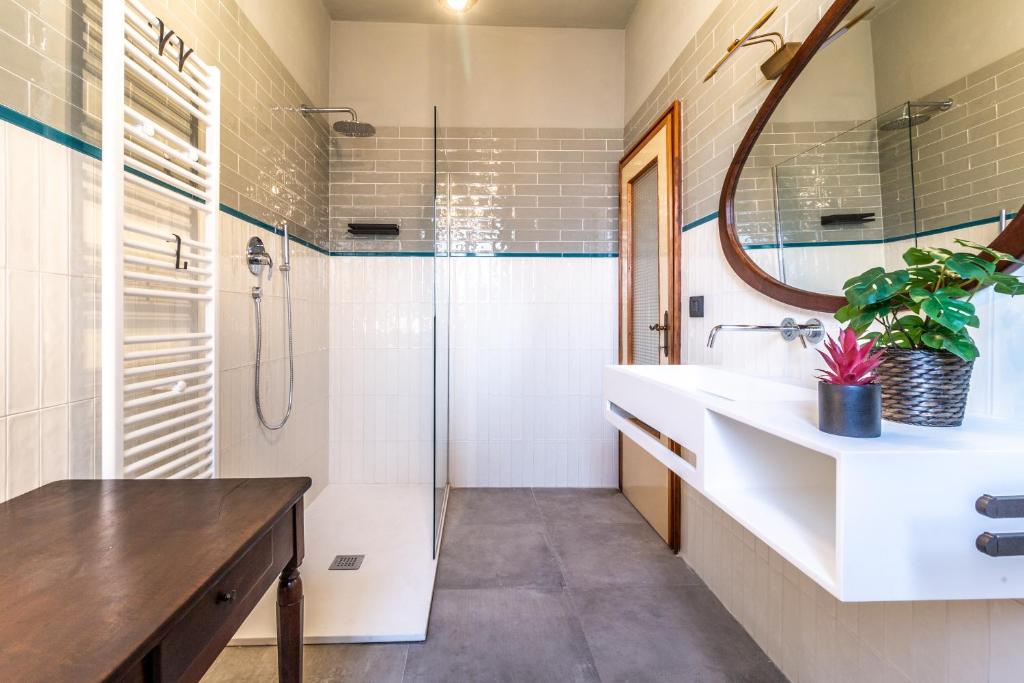 A bathroom at Dimora Vintage San Tommaso by Wonderful Italy