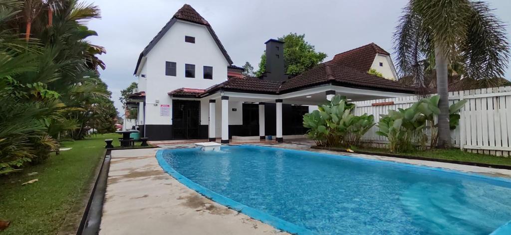 ein Haus mit einem Pool vor einem Haus in der Unterkunft A'Famosa Private Pool Villa in Kampong Alor Gajah