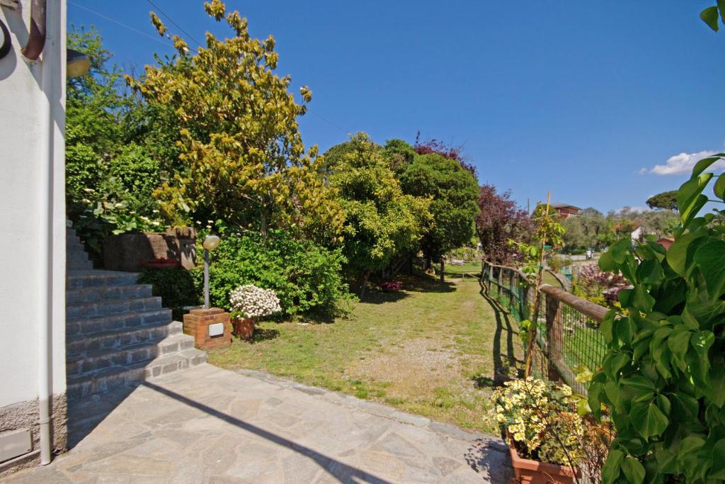 A garden outside Fattorialmare Blu