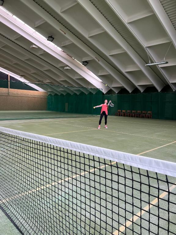 Tenis alebo squash v ubytovaní Vitalhotel Gosau alebo jeho okolí